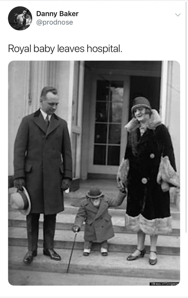 "Królewskie dziecko opuszcza szpital" pod zdjęciem szympansa ubranego w garnitur